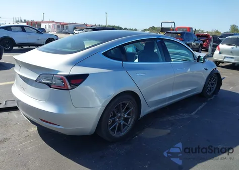 2018 Tesla Model 3 Long Range/Mid Range z USA, uszkodzony, nr VIN 5YJ3E1EA4JF077382